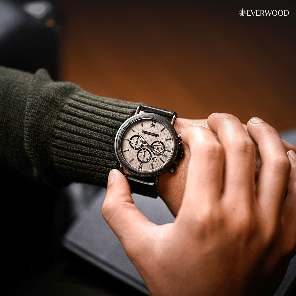 Elegáns férfi fa karóra barna számlappal, természetes anyagból, csuklón viselve