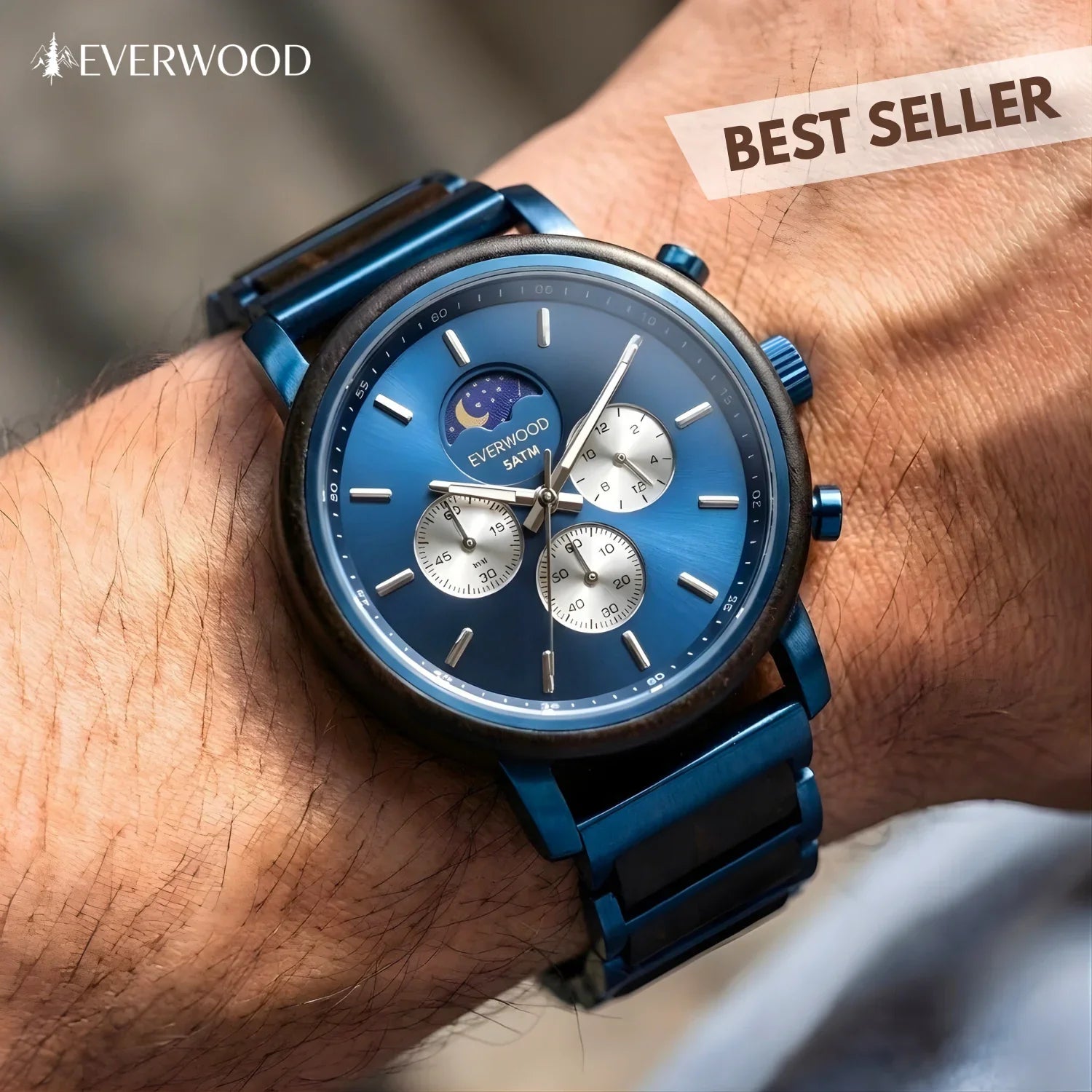 Kék számlapos, férfi fa karóra kronográf funkcióval csuklón, best seller felirattal.
