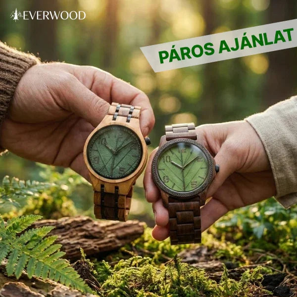 Két kézben tartott fa karóra zöld számlappal, természetben, páros ajánlat felirattal