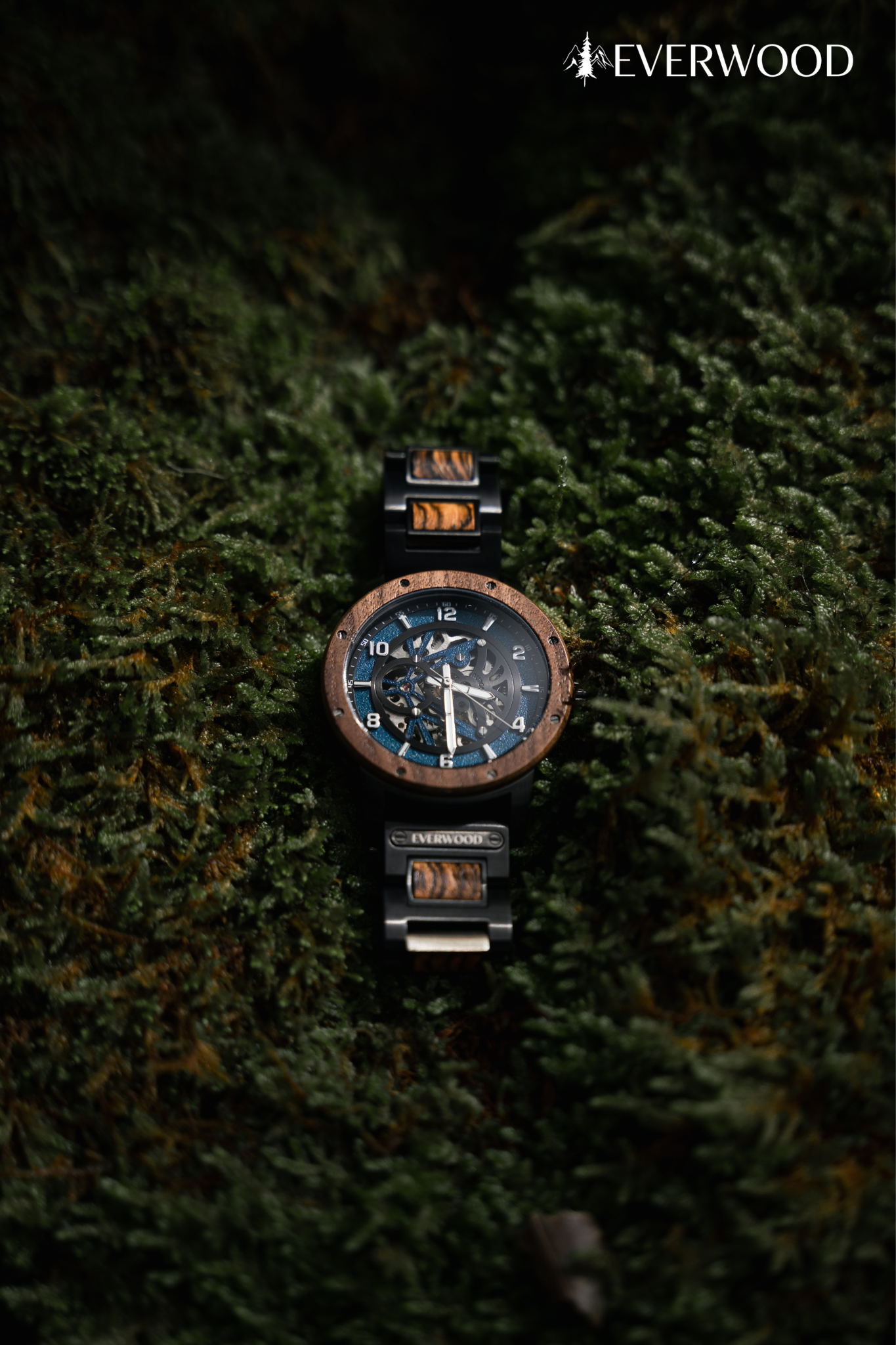 Férfi fa karóra prémium kivitelben, barna és fekete szíjjal, zöld mohán