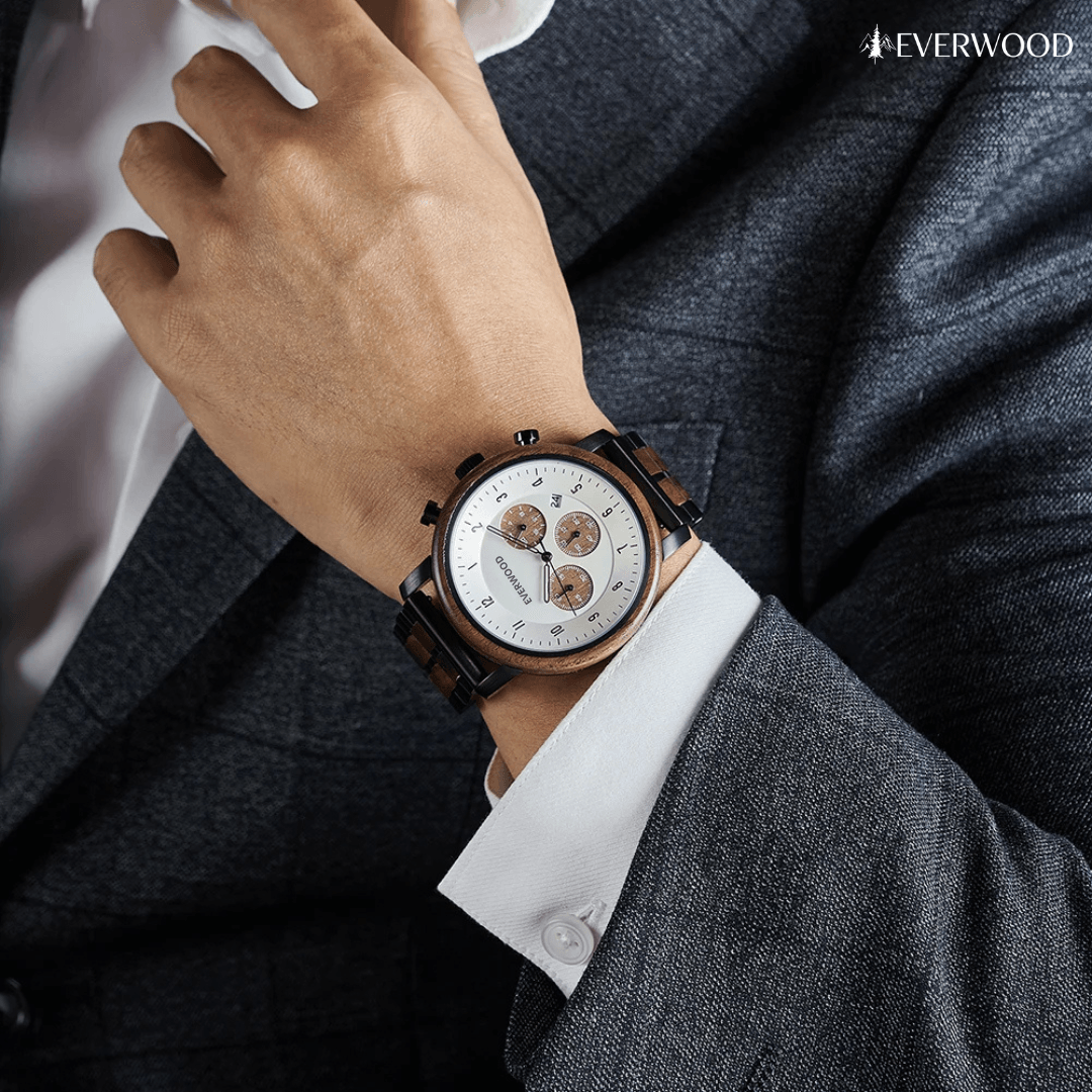Elegáns férfi fa karóra barna és ezüst színben, zakós öltözetben, prémium karórák